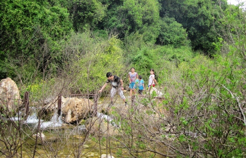 מטיילים בנחל כזיב(צילום:הלל גלזמן)